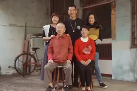 任贤齐探望乡下父母眼泛泪光，旧屋50多年未翻新，贴满他的海报图片