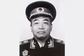 鬼子来偷袭，民兵连夜报警，值班参谋却说：这是个假情报图片