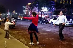 53岁高颜值奶奶走红，带孙子跳广场舞被误认为孩子妈，舞友不淡定图片