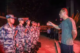 忠县人武部凌晨送新兵 星夜新征程图片