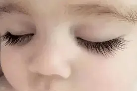 手能捏出高鼻梁？勺子刮双眼皮？家长的徒手整形动作，害娃不浅图片