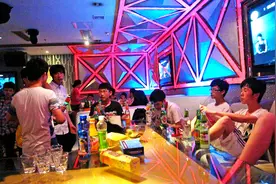 为何KTV服务生，总往包厢里“偷窥”？离职员工道出原因图片