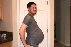 世界上首个生孩子的男人，如今已生下三个孩子，到底是怎么做到的图片