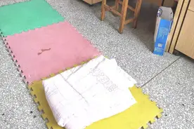 高考感动瞬间‖三张爬爬垫，一床小薄被，罗庄这个老师的“床”在网络上疯传…图片