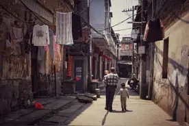 妈妈私奔15年，我和这个老男人的故事，真可怜图片