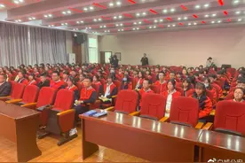民警走进校园宣讲网络安全知识，护航青少年健康成长图片