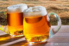 夏天喝啤酒，找对盖上“小玄机”，用手就能轻轻拧开，省事又省力图片