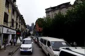 武汉最大婚纱一条街：遍布精致店铺，浪漫氛围飞扬，约会幸福之地图片