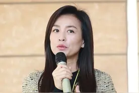 张庭保养得真挺好的，就算穿老气的小香风，看着也像小姑娘图片