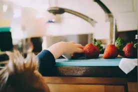 草莓农药残留，孩子怎么吃更安全？图片