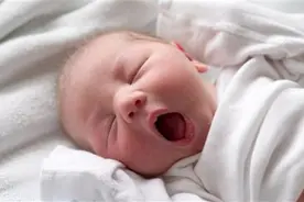 没吃饱会让孩子变“笨”，新生儿发出六个信号时，妈妈尽快加奶量图片