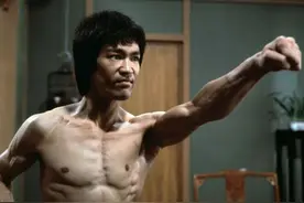 1秒踢6脚打9拳，李小龙为何如此厉害？元华：他用电击来训练肌肉图片