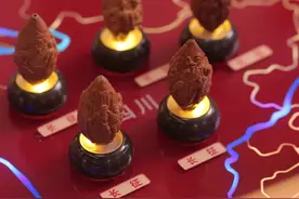 永清五位女工艺师用核雕刻画长征精神图片