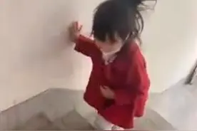 爸爸独自带娃隔离14天，回家后妈妈用一瓶发膜给女儿洗头：忍不了图片