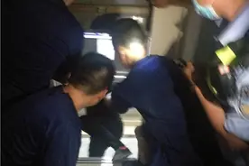 电梯卡在两层之间！40℃天气外卖配送员被困一小时图片