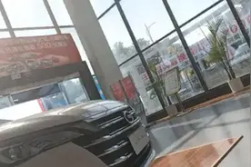 商丘女子交万元分期提车一个月也没办下来 4S店：定金不可能退还图片