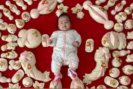 吉娜晒儿子百天宴，套面圈、剃胎毛、开荤，过百天各地讲究不同图片