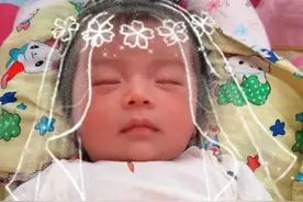 女性本弱，为母则刚，双胞胎出生没人帮忙带，宝妈一人扛下了所有图片