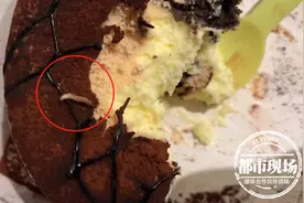 太恶心！面包吃到一半，看到小虫在蠕动图片