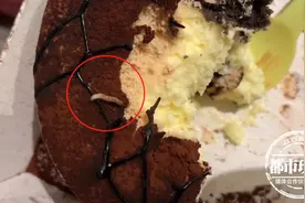 太恶心！面包吃到一半，看到小虫在蠕动图片