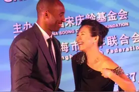 科比与国内女明星合照，章子怡表情夸张！图片