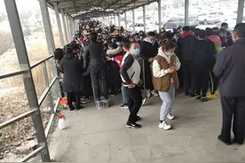 河南新乡一景区景区搞了优惠票，人挤人场面，忘了疫情还没结束吗？图片