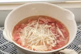 浓郁健康的番茄金针菇汤，做法简单不费劲，餐后一碗更舒畅图片