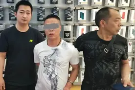 奋进2号｜徒手撕护栏，“大力士”在警察面前还是栽了！图片