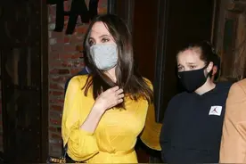 46岁安吉丽娜朱莉带娃逛街，前凸后翘细腿抢镜，网友：女儿像皮特图片