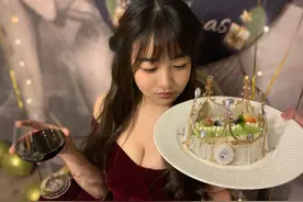 没有人永远十八岁，但吴亦凡的女朋友可以图片