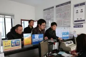 爷爷叫秋日，爸爸叫秋天，妈妈随口给娃取名，连民警都觉得好听图片