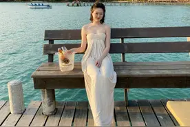 网红晚晚为拍照甩头20次，穿比基尼自信秀身材，印证长腿即平胸图片