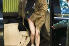 杨幂机场秀美腿小蛮腰，一身名牌吸睛，配合粉丝比剪刀手太宠溺图片