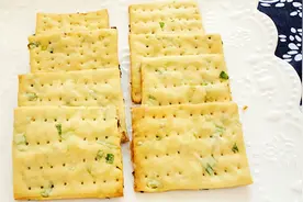 想吃苏打饼干不用买，在家做也很简单，又香又脆，比买的好吃百倍视频封面