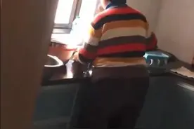 婆婆饭后躲在厨房舔饭勺，儿媳几十年来不敢说，网友：苦过来的人图片