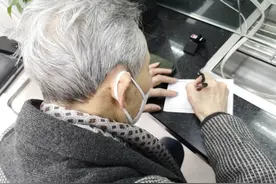 【上海战疫 上海加油】艺起前行，上滑人在行动 | 87岁滑稽名家童双春向党组织上交三万元特殊党费图片