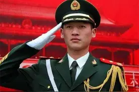 中国首席升旗手高红甫：11年升旗6200次，退伍后谢绝五十万年薪图片