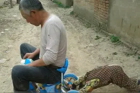 孙子带爷爷，童心未泯图片
