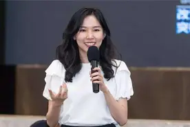 人生赢家！90后美女继承千亿资产，与苏宁“太子”订婚牵手图片