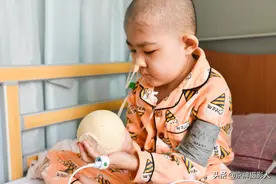 山东6岁女孩1个月没吃饭，求妈妈拿个馒头，“我不吃，就闻闻”图片