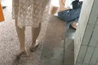 搞笑GIF：妹子，衣服扣子都撑开了，你变了！哈哈哈图片