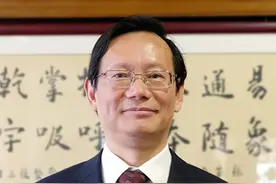 见面不握手还可行四种礼仪——武汉大学教授、湖北省礼仪学会会长李荣建说“礼”图片