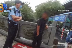 醉汉睡在路边，民警好心相劝反被撕破制服图片