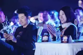 董明珠招儿媳：儿子单身但没房！台下美女果然生猛，董姐都笑了！图片
