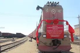 只换轮、不换装、不解编，中国铁路货车首次直接出境运输图片