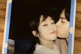 杨紫被肖战粉丝和博君一肖cp粉手撕，只因一张亲脸照图片
