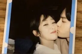 杨紫被肖战粉丝和博君一肖cp粉手撕，只因一张亲脸照图片