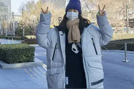 刘雯穿棉衣打卡央视大楼，一身宽松穿出飘逸感，黑白配很高级图片