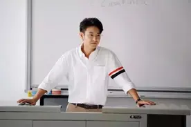广东一学校男老师走红，外形酷似“苏有朋”，女学生：小鹿乱撞图片