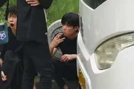 18岁男星人设崩塌，未成年抽烟似老手，吞云吐雾和台前判若两人图片